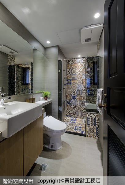 浴室在淋浴間的部分，採用鋪滿花磚的大膽配置，發揮恰到好處的搶眼效果。