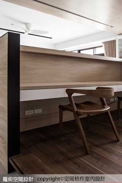 書桌椅－書桌椅定位在電視矮牆同一側，包覆設計可以完全不受干擾。