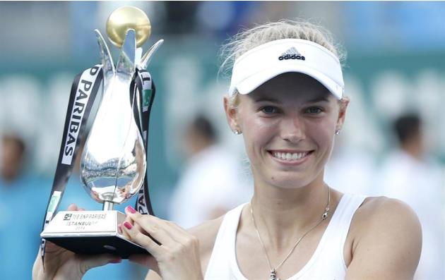 SDT07. Istanbul (Turkey), 20/07/2014.- Caroline Wozniacki of Denmark celebrates with her trophy after defeating Roberta Vinci of Italy in the final match for the WTA Istanbul Cup tennis tournament in 