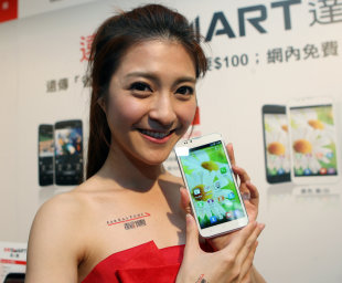 遠傳搶攻中低階智慧手機市場，25日發表自有品牌手機Smart達人機系列商品，瞄準2G轉3G用戶智慧手機入門款。