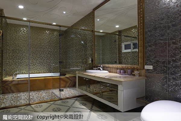 雕花般的金屬紫壁磚、茶鏡櫃門、地坪古典拼花磚，奢華元素匯聚成貴氣逼人的夢幻浴室。