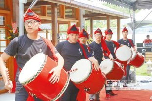 上騰中學活力奔放的沖繩太鼓隊，為吉安慶修院增添濃濃的日本味。（許家寧攝）