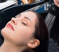 皮膚科醫師趙昭明表示，健康的頭皮會呈約pH5.5的酸鹼值，因此若長期使用偏中、酸性的洗髮精過度清潔，反而會導致頭皮掉屑、搔癢感及出油增加。（photo by醒報資料照片）