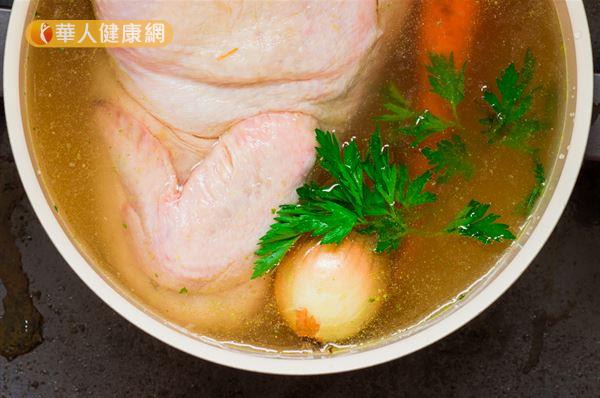 高溫、長時間燉煮容易破壞食材中的維生素B群和維生素C，建議以小火慢燉的方式燉湯比較健康。