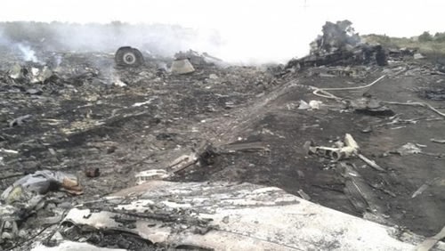 Máy bay Malaysia bị tên lửa bắn ở Ukraine, 298 người chết Bswqc99IAAA8eRr-2076-1405616043-20140718-041517-148
