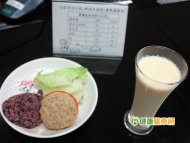 台北市立聯合醫院和平婦幼院區營養師洪湘瑜提供3道料理，包括烤飯糰、蔬菜肉餅、蘋果乳酸奶，不但材料簡單、做法輕鬆，營養價值高，適合正在發育、需要多種營養素的孩子。