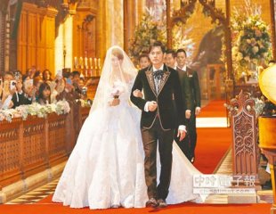 周杰倫（右）和昆凌１月在英國教堂舉行婚禮，現場唯美浪漫，逼哭親友。（資料照片）