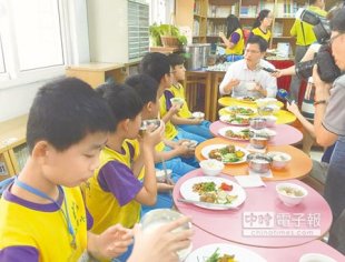 台中市教育局函文市議會爭取先行動支，攸關25萬3000名學生營養午餐加碼5元的預算，昨獲議長林士昌支持。（陳世宗攝）