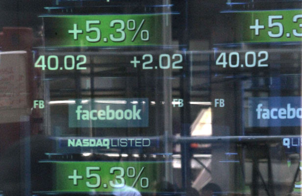 A la Bourse de New York lors de l'introduction du titre Facebook le 18 mai 2012, Bebeto Matthews/AP/SIPA
