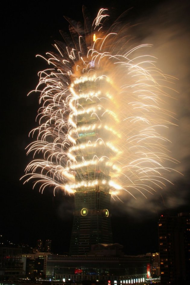 2017-01-012017台北跨年晚會，台北101在238秒的炫麗煙火秀中，打出「台灣」兩字，閃耀進入2017年。（顏麟宇攝）