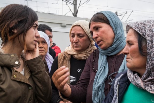 穆拉德（Nadia Murad ）前往希臘的難民營，探視住在那裡的亞茲迪族人，彼此分享各自慘痛的回憶跟對未來的期望。（AP）