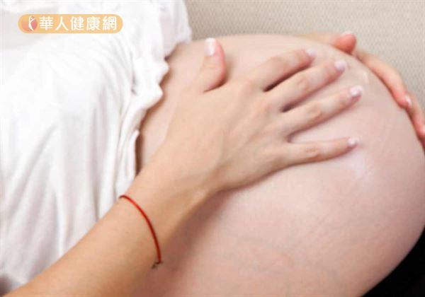 若帶狀皰疹發生於孕婦時，病毒雖可在孕程早期經胎盤進入胎兒體內，但此時胎兒體內已有來自母體的抗體，因此胎兒的發育一般不受影響。