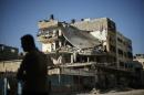 Gaza City, un edificio colpito - secondo la polizia palestinese - da un attacco aereo israeliano