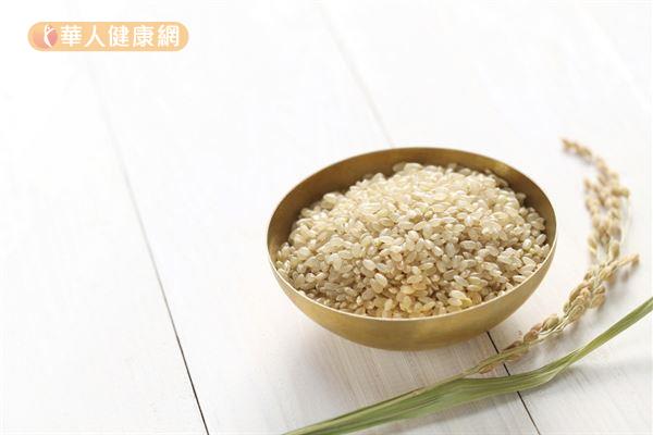 糙米富含膳食纖維，升糖指數比白米來得低，適合糖尿病患者適量食用。