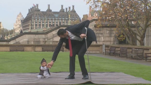 The Moment The World’s Tallest Man Meets The World’s Smallest