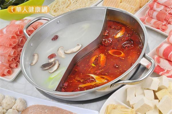 吃火鍋最好選擇蔬菜熬煮的湯底，熱量較低。