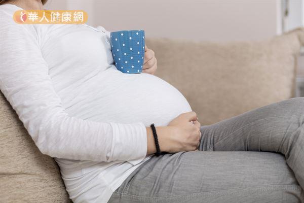 建議孕婦避免喝咖啡，以免影響胎兒安全。