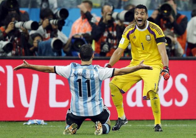 Romero apareci&oacute; cuando el equipo m&aacute;s lo necesitaba: en los penales. Gigante Chiquito. El arquero argentino ataj&oacute; dos penales y meti&oacute; al equipo en la final del Mundial.