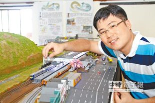鐵道迷蘇軒弘自幼受火車駕駛的父親影響，10餘年來花30多萬買下200多部列車。（徐養齡攝）
