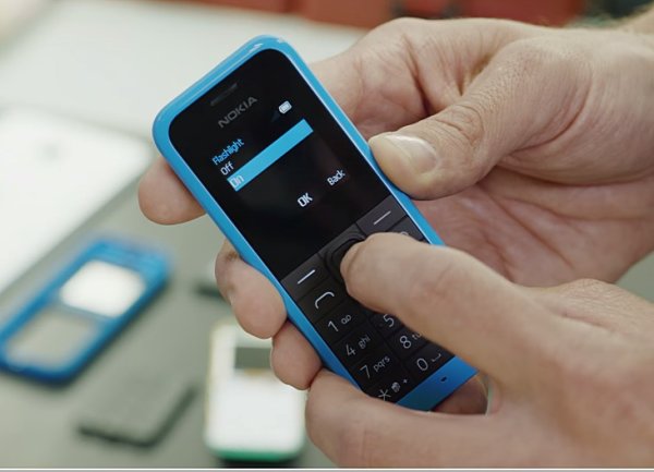 江明翰／綜合報導 在當前的智慧型手機銷售市場中，Microsoft的Lumia Windows Phone，雖然一路被Apple iPhone，與Google Android大軍壓著打。但在功能型手機市場上，現歸Microsoft旗下的Nokia 105手機，卻似乎延續老前輩Nokia 3310的傳奇，以1億支的銷量，獨霸市場。因此Microsoft打算再推出新版的Nokia 105，以開啓新的手機銷售傳奇。 Nokia 105是一支針對新興國家，與特殊市場需求推出的低階GSM 900 / 1800 2G手機。Nokia 105機身尺寸為107×44.8×14.3mm，配置1.45吋TFT螢幕、8GB ROM，並採用 Series 30 作業系統。此外，Nokia 105支援FM 收音機、3.5mm耳機插孔、USB、手電筒等功能，並具有長達35天的待機時間，與12.5小時的通話時間。 Nokia 105手機自2013年正式開賣後，在兩年多的時光中，已在歐、亞、非等地賣出1億多台手機，換算下來，平均每1分鐘，就會有超過100台的Nokia 105被賣出。就手機銷售量來看，1支Nokia 105手機，就可比下所有Lumia Windows Phone。