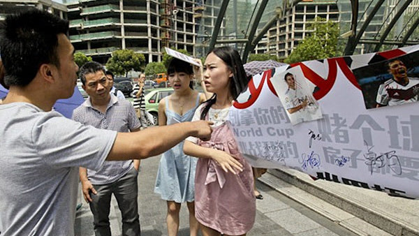 Phụ nữ Thượng Hải biểu tình ngăn chồng xem World Cup WC7-7609-1405070277-20140711-102114-080