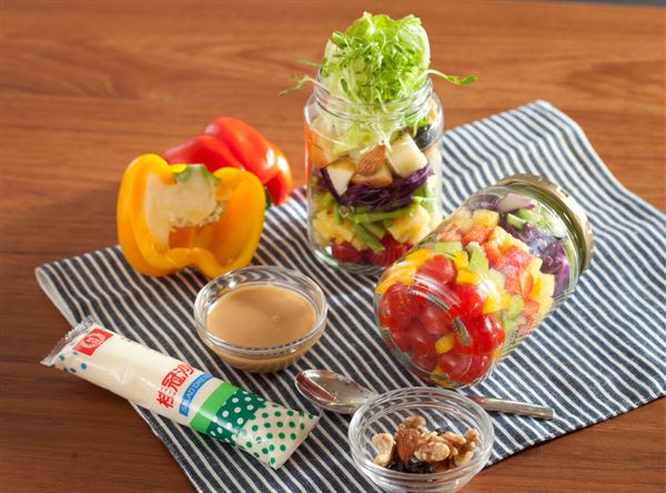 歐美和日本流行的玻璃罐沙拉風潮也吹進台灣，很適合上班族作為健康的輕食選擇。