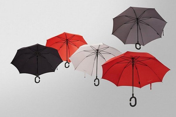 ▲kt design出品的Phone-brella雨傘，採行C字型的握把設計，方便使用者雨天騰出雙手滑手機。