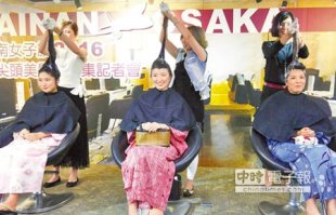 來台南讀書、或工作的日本女性，對「台式坐洗」的洗頭方式，充滿興趣。（黃文博攝）