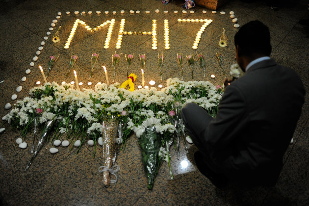 A Malaysia Airlines flight attendant pays his respects to victims of flight MH17. – The Malaysian Insider pic by Najjua Zulkefli, July 26, 2014.