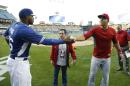 El jugador cubano de los Dodgers, Yasiel Puig, izquierda, saluda al astro de los Angelinos, Mike Trout, antes de un partido de pretemporada el jueves, 27 de marzo de 2014, en Los Angeles. (AP Photo/Danny Moloshok)