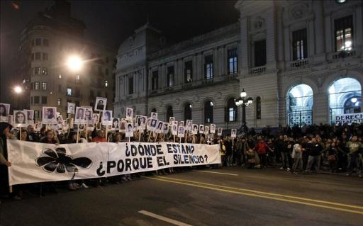 Cientos de ciudadanos uruguayos fueron registrados al participar en la 19 Marcha del Silencio, en el centro de Montevideo (Uruguay). EFE