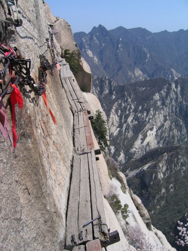 長空棧道號稱華山第一險道，後段步道完全沒有護欄，許多遊客為了驚險壯麗的景色，拉緊山壁上的鐵條也要往前邁進。圖片來源：Ken Marshall/flickr