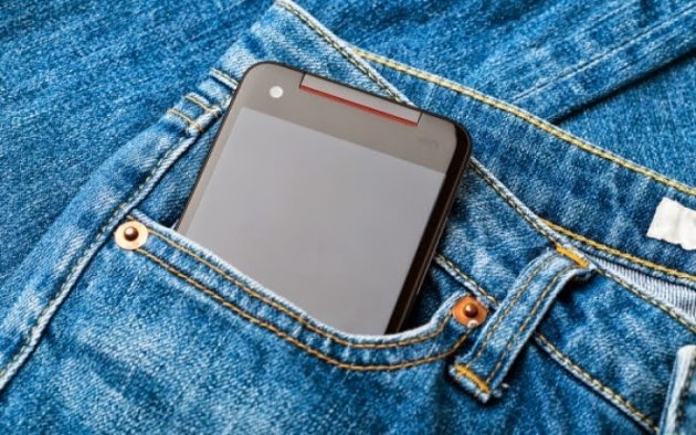 Προσοχή: Τι θα πάθετε αν βάζετε το κινητό στην τσέπη του παντελονιού - Σίγουρα δεν θα το ξανακάνετε