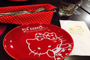 Hello Kitty Red Carpet美式餐廳的主題餐具 (圖片來源／威秀影城粉絲團)