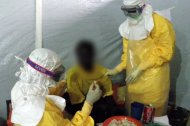 (Reprodução) Médicos atendem um paciente com Ebola, na cidade de Gueckedou