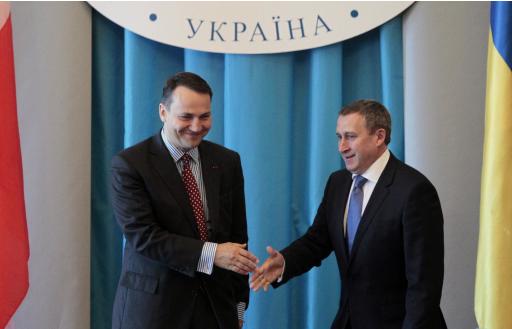 Ukraine's Foreign Minister Andrii Deshchytsia, right, is greeted by Poland's Foreign Minister Radoslaw Sikorski during a meeting in Kiev, Ukraine, Friday, May 16, 2014. (AP Photo/Sergei Chuzavkov)