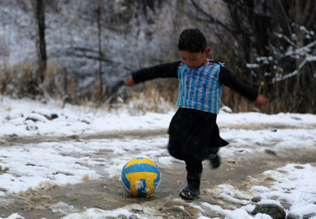 Murtaza, un afgano de 5 años y fan de Lionel Messi el 29 de enero de 2016 (AFP | STR)