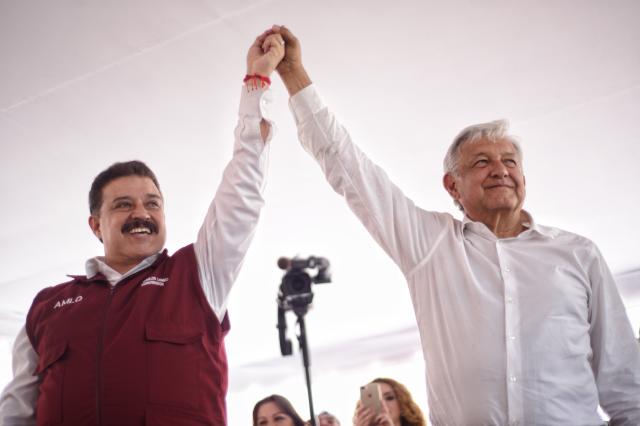 Carlos Lomelí Bolaños y Andrés Manuel López Obrador en un acto de campaña por la gobernatura de Jalisco en 2018. FOTO: MISAEL VALTIERRA / ARCHIVO CUARTOSCURO.COM