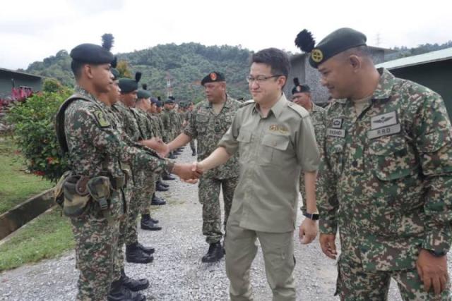 Liew said there was nothing wrong with his attire then as it was the formal corporate uniform issued by the Defence Ministry to officials attending any official Armed Forces function. â€” Picture via Facebook/ Liew Chin Tong