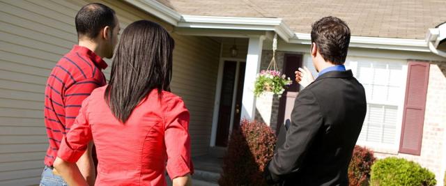 Real Estate: Agent Shows Home To Home Buyers