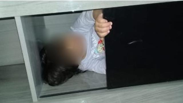 Menina se esconde em estante durante brincadeira - Foto: Reprodução