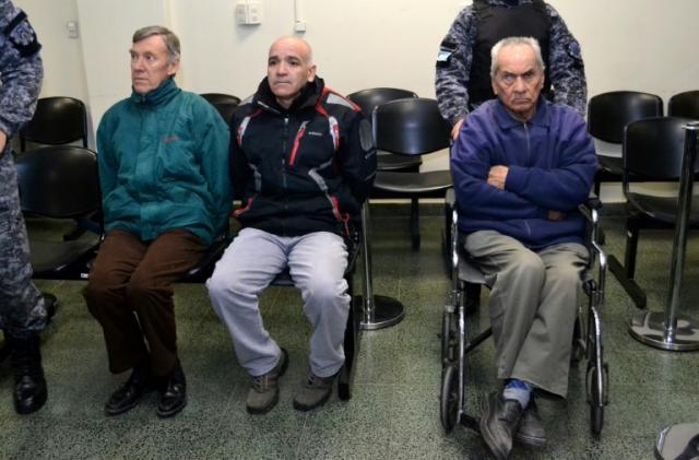 Los curas Nicola Corradi (I), Horacio Corbacho (C) y el jardinero Armando Gómez (D), comparecen a la primera audiencia por abuso sexual a niños sordos, el 5 de agosto de 2019 en Mendoza, Argentina