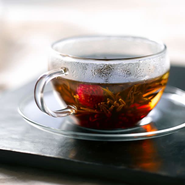 PHOTO: A new study finds that consuming hot tea may increase esophageal cancer risk for smokers and drinkers. (Getty Images)