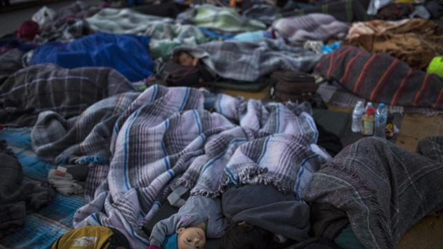 Migranten schlafen am Grenzübergang Chaparral in Tijuana. Foto: Rodrigo Abd/AP