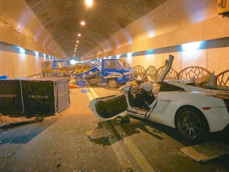 藍寶堅尼在台北市自強隧道內肇事後，可能變成廢鐵。 記者李承穎／翻攝