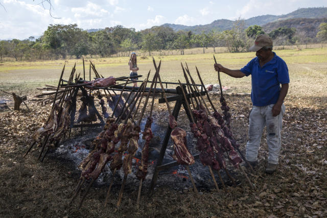 Un asador prepara carne para los asistentes a la fastuosa boda de María Fernanda Vera y Juan José Pocaterra en la hacienda Camburito de Acarigua, Venezuela, el 15 de febrero del 2019. (AP Photo/Rodrigo Abd)