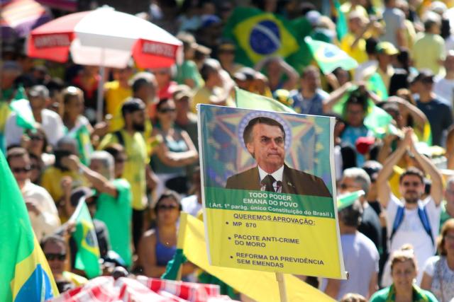 Protesto em apoio ao governo do presidente Jair Bolsonaro na Praça da Liberdade em Belo Horizonte (MG), neste domingo (26) (Fernando Moreno/Futura Press)