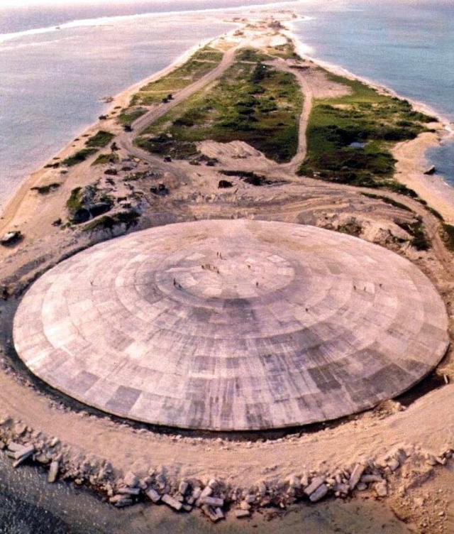 El gran domo de cemento construido en 1980 por Estados Unidos en la Isla Runit, parte de las Islas Marshall, para contener residuos radioactivos de las pruebas de armas atómicas estadounidenses realizadas en esa región entre 1946 y 1958. (AFP/Getty Images)