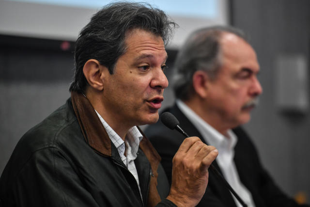 Fernando Haddad diz que Olavo de Carvalho joga contra até o liberalismo proposto por Bolsonaro (Foto: Nelson Almeida/AFP/Getty Images)