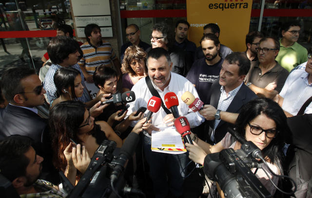 Pro-independence Republican Left of Catalonia (ERC) members Joan Puigcercos (C) and Alfred Bosch (R) address the media during a protest demanding a Catalan tax agency in front of Spain's Tax Agency (Agencia Tributaria) in Barcelona, September 6, 2012. REUTERS/Albert Gea (SPAIN - Tags: BUSINESS POLITICS)